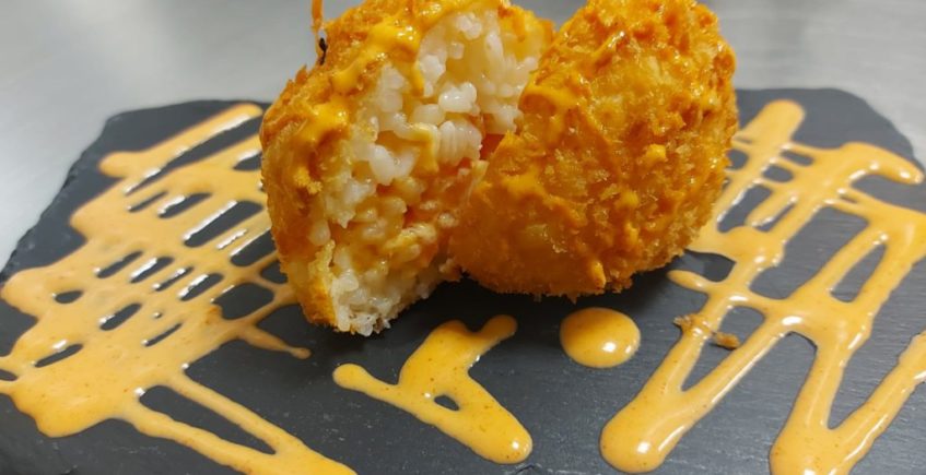 Onigiri templado. Una bola de arroz templada, rellena de salmón. De postre, tarta casera de zanahoria. En Mau Mau