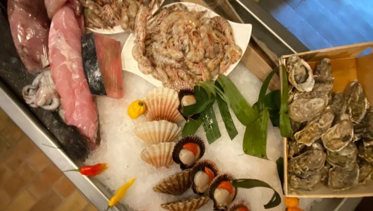 Ostiones, langostinos, zamburiñas, zarandeados de pescado… cocina de mercado con el toque mestizaje en El Chile Habanero de Jerez