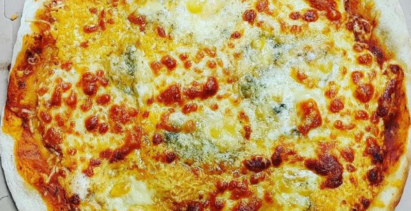 Pizza 5 quesos a través de Marmita Street food, Uber y Glovo. Y también en el Restaurante Zona Franca de Cádiz este fin de semana