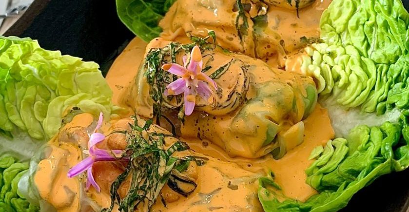 Rollito tailandés relleno de verduritas, butifarra de Vejer y mejillones con escabeche de sriracha en 4 Estaciones de Vejer