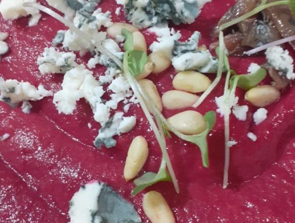 Salmorejo de remolacha, queso azul y piñones en Nahú Beach de Cádiz