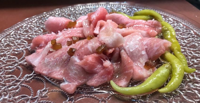 Sashimi de ventresca de atún rojo de almadraba en La Sorpresa de Cádiz