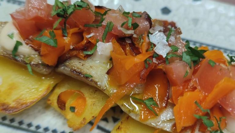 Supremitas de corvina con patata,zanahoria caramelizada y tomate con dátiles en Aproa