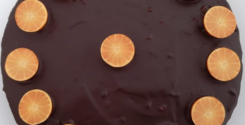 Tarta de chocolate rellena de mermelada de naranja de Tres Martínez