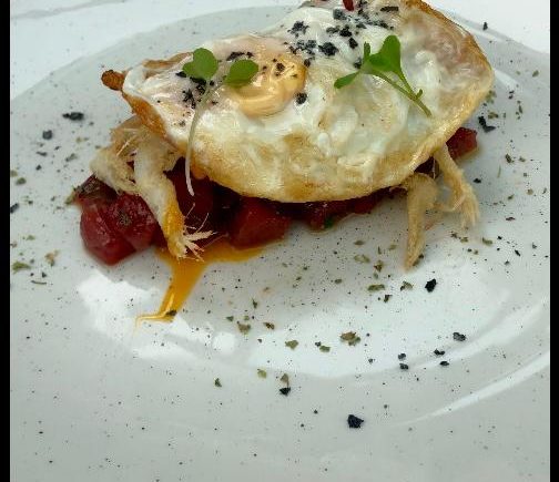 Tartar de atún rojo con gambas de cristal y huevo frito en Musalima de Cádiz