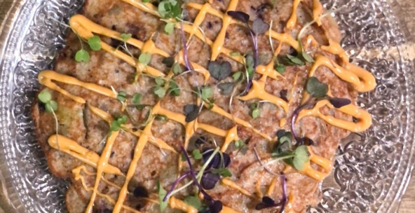 Tortiyaki... Okonomiyaki hecho como una tortilla de patatas, rellena de calamares, morcilla y salsa nam prik pao de Arrebol de Cádiz
