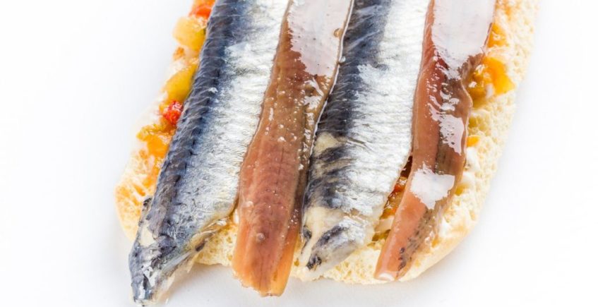 Tosta de anchoas y boquerones sobre alboronía de El Faro de Cádiz