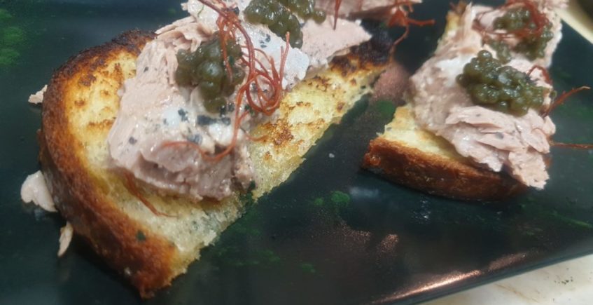 Tosta de pan brioche de La Cremita con atún rojo de almadraba en manteca ibérica, perla de wakame y salsa de yema de la Marmita