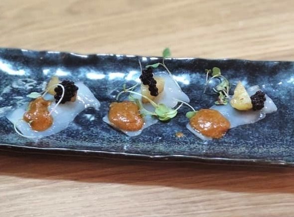 Usuzukuri de calamar de potera con su guiso y soasado en aceite de jengibre, estragón y salsa ponzu de La Barra de Rosario de Conil