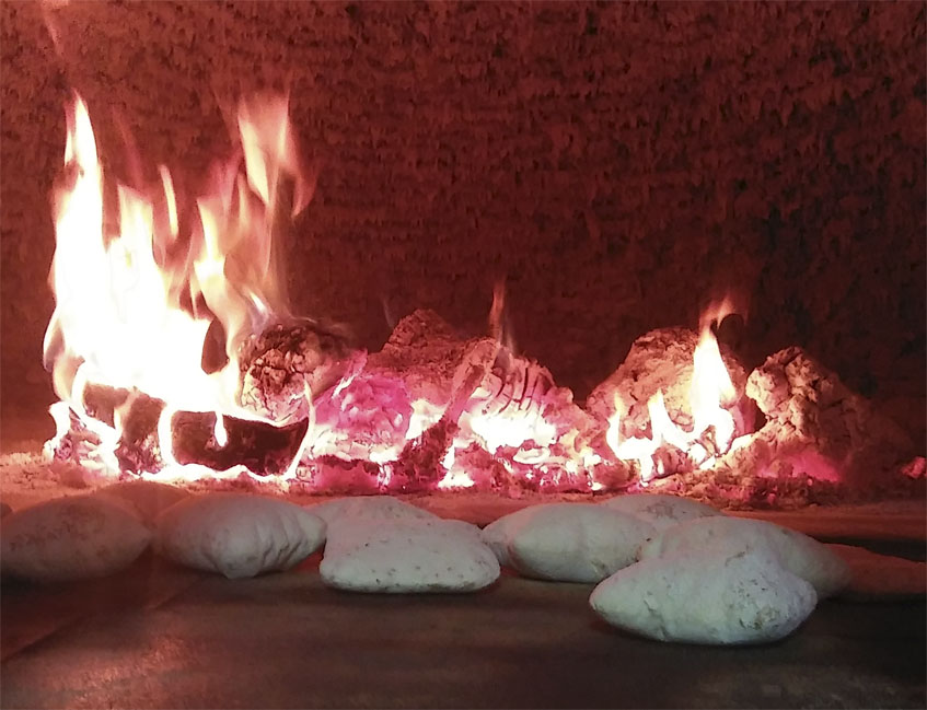 Los molletes del horno Cantareros de Marchena cociendose en el horno. Foto: Cosasdecome