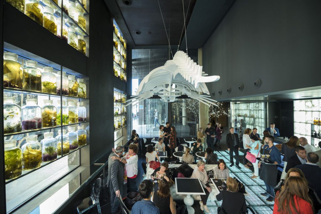 Así es el Glass Mar, el nuevo espacio donde Angel León servirá su cocina en Madrid. Foto: Cedida por el Hotel Urban