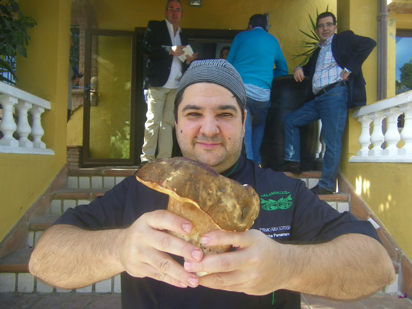 El cocinero Manuel Jesús Acosta del restaurante Al Andalus, uno de los mayores especialistas de la provincia en la cocina de las setas. Foto: Cosasdecome
