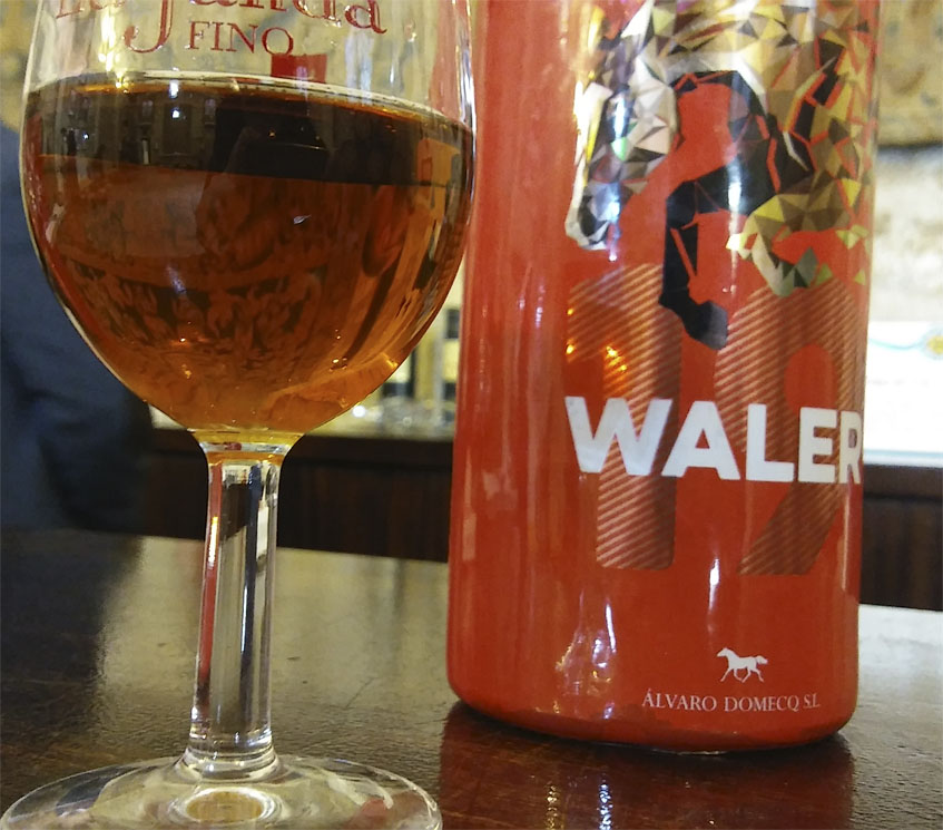 Waler 19 tiene un atractivo color. Detrás la botella que contiene el combinado. Foto: Cosasdecome