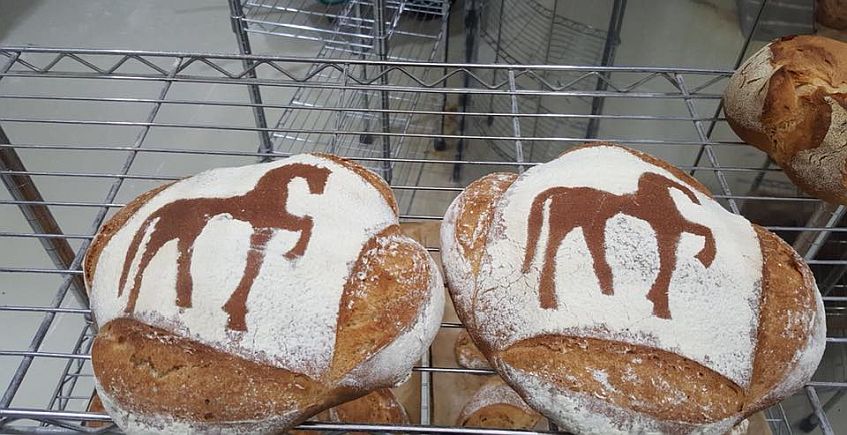 El pan, con el logo de La Pepa. Imágenes cedidas por el establecimiento.