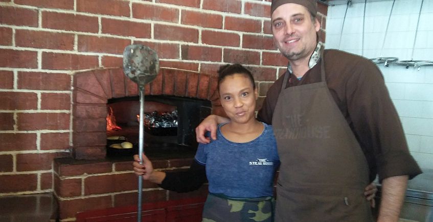 Evelyn y Nico, del Steakhouse, frente al horno pizzero.