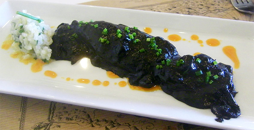 Calamar o chipirón en su tinta (según temporada), uno de los platos de Las Delicias Costa. Foto: Cosasdecome