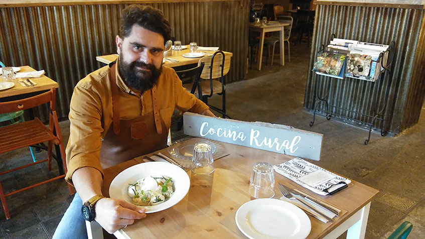 El cocinero Jesús Recio junto a su plato de raviolis en el comedor de su restaurante Sonámbulo. Foto: Cosasdecome