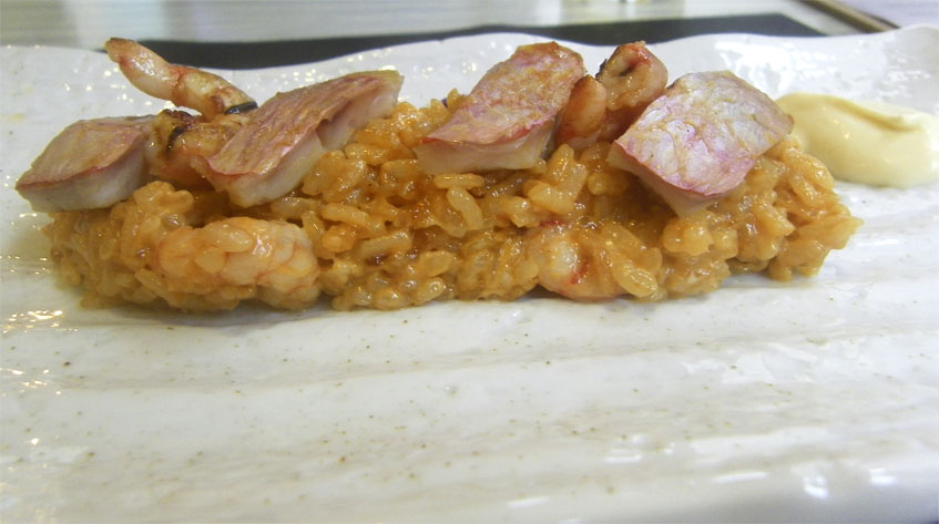 Los lomos de salmonetes acompañados con arroz de langostinos. Foto: Cosasdecome