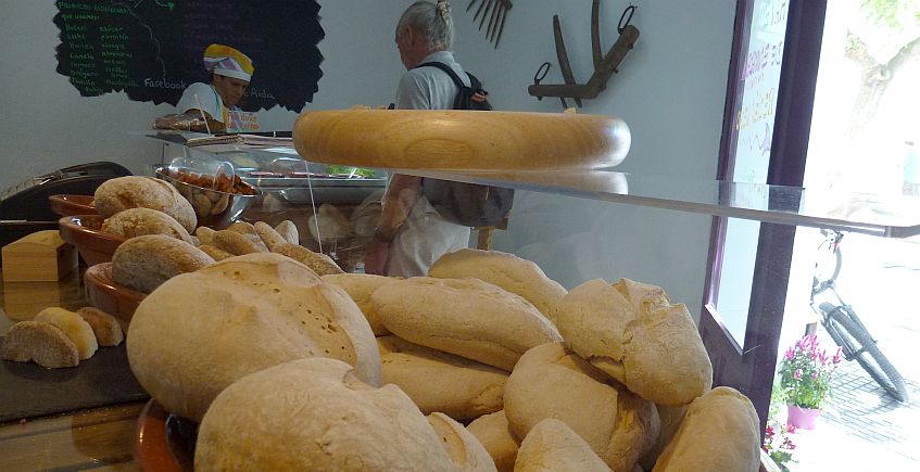 Una búsqueda de dinero mijita a mijita por el pan artesanal de Cádiz
