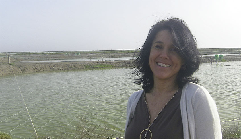 Cristina Asenjo, responsable de Marketing de Esteros del Guadalquivir junto a una de las piscinas. Foto: Cosasdecome. 