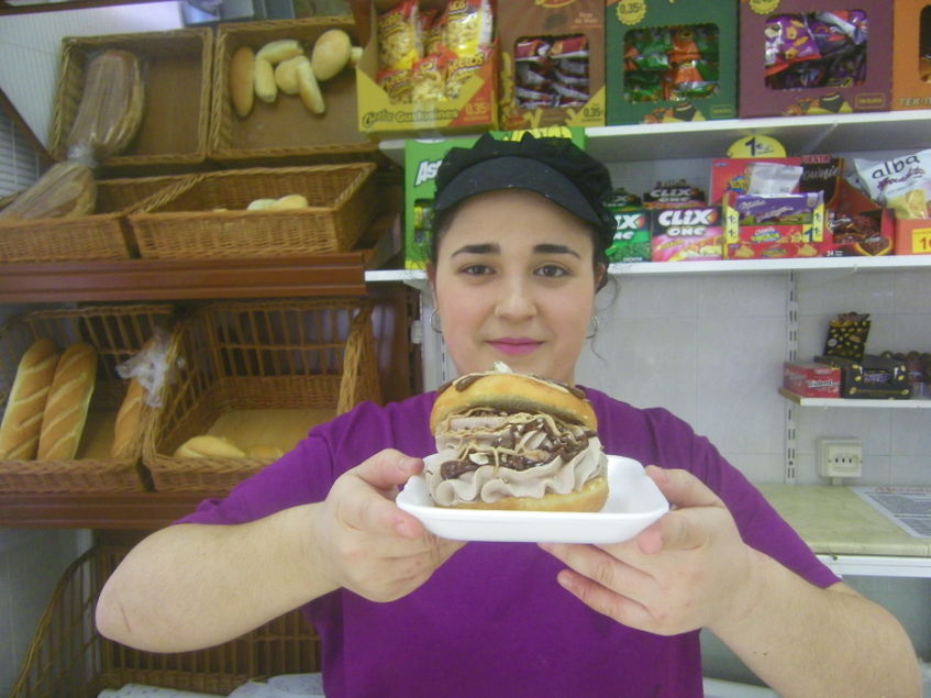 Mariló Castellano con uno de los famosos donut bombón de la pastelería La Duquesa. Foto: Cosasdecome