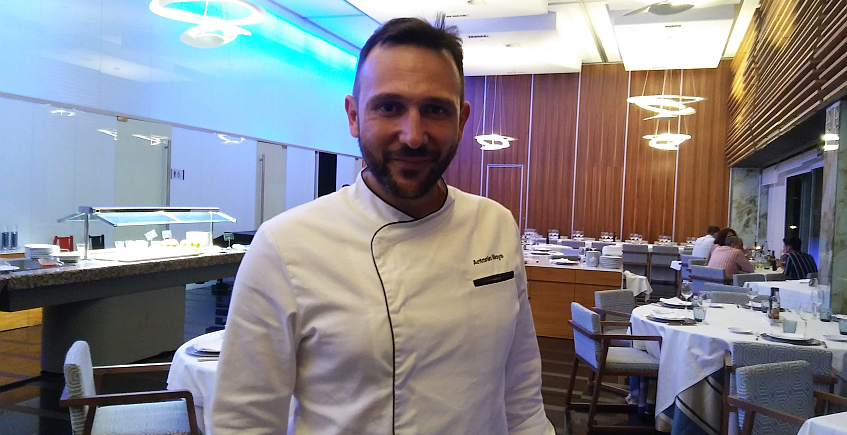 El jefe de cocina del Parador Hotel Atlántico, Antonio Moya.