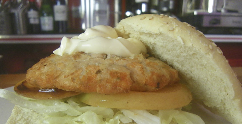 La hamburguesa de cazón en adobo, la propuesta más llamativa de Majareta Franklin. Foto: Cosasdecome