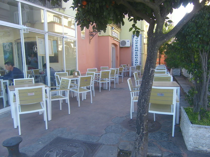 La terraza de Bitácora en Puerto Sherry. Foto: Cosasdecome