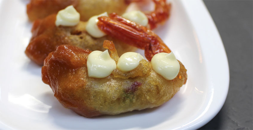 Los camarones rojos hechos al estilo de las patatas bravas. Foto: Cedida por La Taberna del Chef del Mar