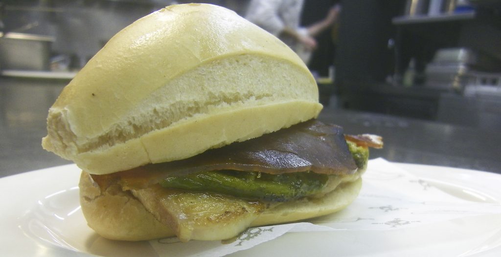 La versión del Serranito de la taberna del Chef del Mar. Lleva pez espada, mojama de atún y pimiento verde. Foto: Cosasdecome