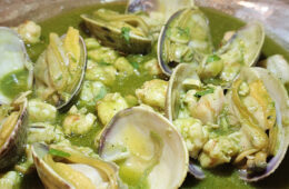 Las almejas a la marinera con plancton y langostinos de El Árbol Tapas