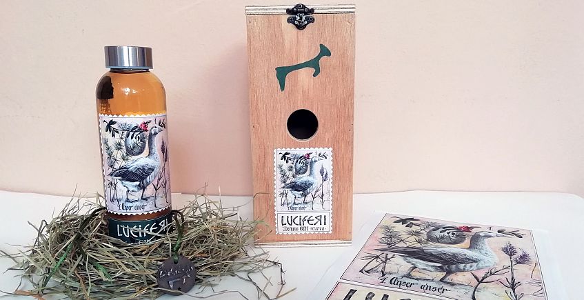 Una ginebra en una caja nido y con botella reutilizable para homenajear a Doñana