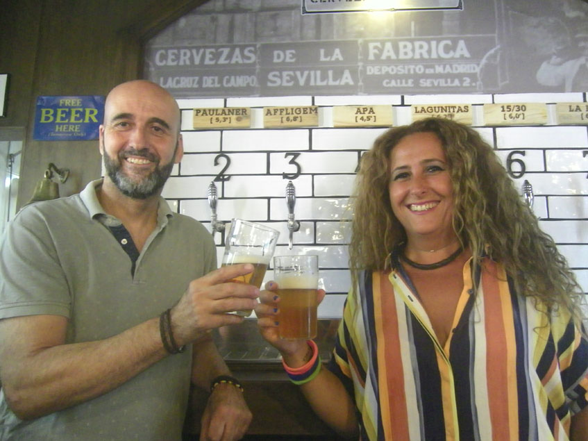 Jaime Jiménez y Luz Saldaña delante de los grifos de cerveza situados tras la barra. Foto: Cosasdecome