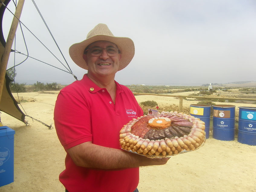 Paco Melero con una de sus populares tartas cochinas que fueron llevadas al encuentro. Foto: Cosasdecome