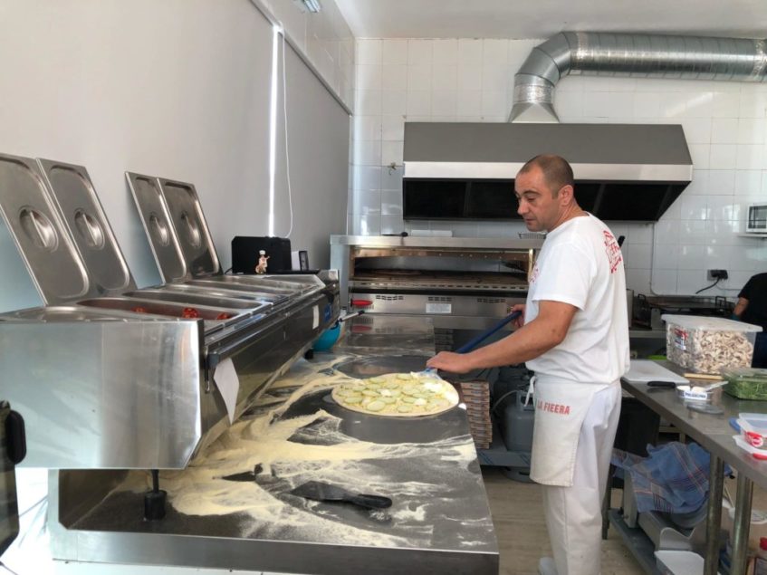Vito, maestro pizzero de la Fieera, se ha pasado a Vespizza. Foto: CosasDeComé.