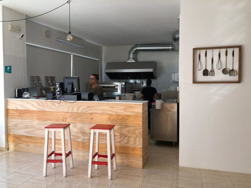 Vespizza se compone de una cocina abierta, una barra principal y algunas barras anexas. Foto: CosasDeComé. 