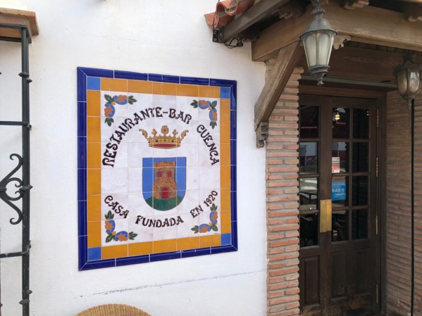 La fachada del restaurante bar Cuenca luce un azulejo conmemorativo con la fecha de su fundación. Foto CosasDeComé