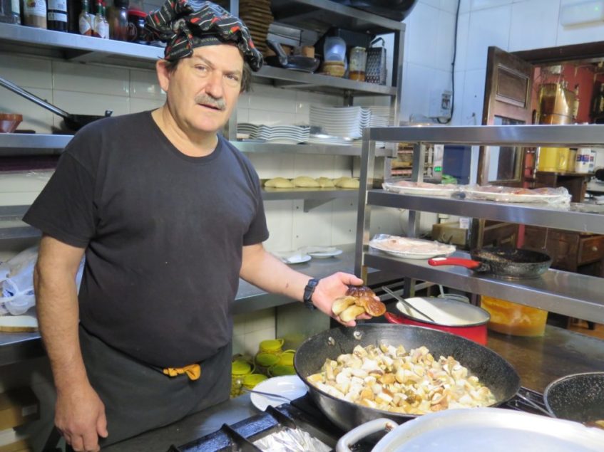 Antonio Cuenca, actual propietario y tercera generación, heredó la pasión por la cocina de su madre. Foto: CosasDeComé