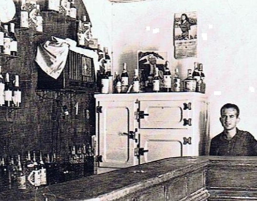 Un joven Ernesto Cuenca, en el establecimiento primigenio creado por su padre. Foto cedida por bar Cuenca. 