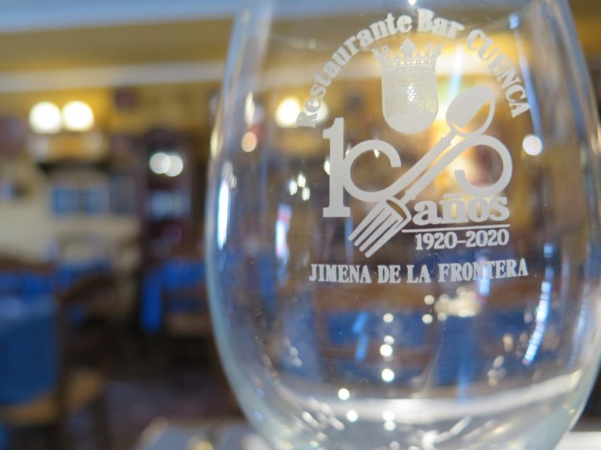 El restaurante bar Cuenca ha creado una cristalería conmemorativa de su centenario. Foto: CosasDeComé