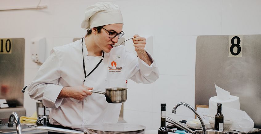 El estudiante barcelonés Arnau Soler gana el concurso Cocina con esencia