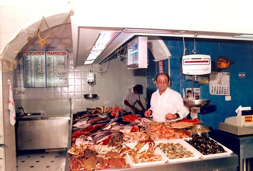 Su experiencia como jefe de cocina del Club Naútico de Algeciras despertó en Antonio Martín el interés por fundar su propia pescadería. Foto cedida por el establecimiento
