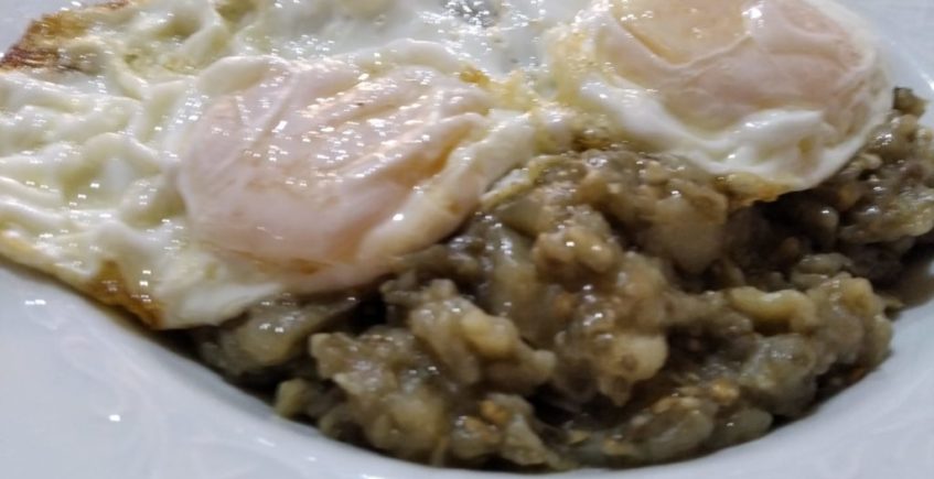 Berenjenas de nuestro huerto refritas con huevos fritos de nuestras gallinas de Venta El Albero de Jerez