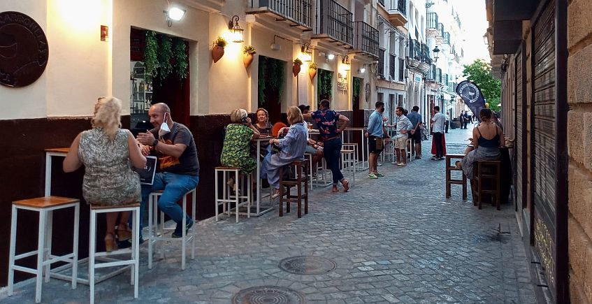 La Taberna La Carbonera de Cádiz reabre con papelones y cartuchitos