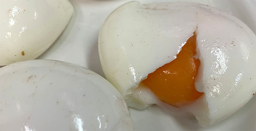 Huevos "pasaos por agua" y pastrami en El Faro de El Puerto