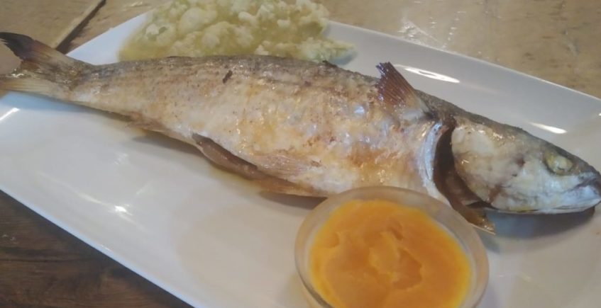 Casa La Titi sustituye el aceite para hacer los pescados de estero a la brasa por una "manteca colorá" que consigue de la grasa de la barriga de las lisas