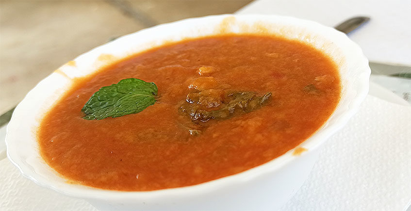 La sopa tomate con gambas de la Venta El Quinto