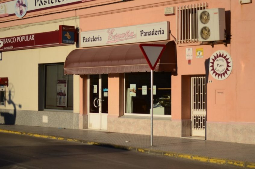 Primigenia pastelería de La Española, fundada en 1930 en el 19 de la calle La Vega de Chiclana. Foto cedida por la empresa