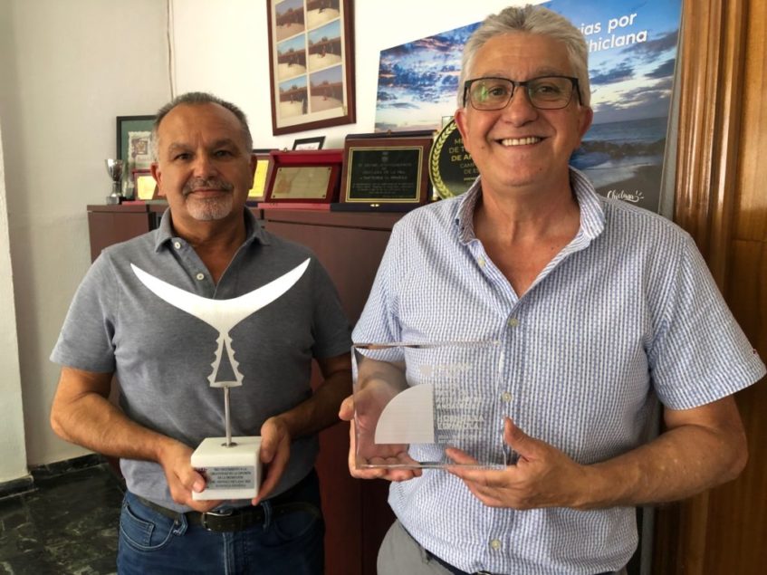 Juan Antonio y Francisco Sánchez con los galardones que certifican la calidad de sus pastas como las mejores de Andalucía. Foto: CosasDeComé