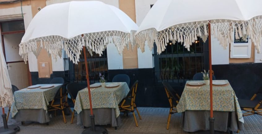 En la terraza, pero con los pies calentitos: Salicornia lleva la mesa camilla a la calle Plocia de Cádiz